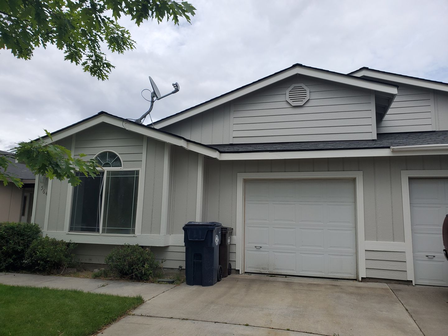 Redmond Apartment: 562 NE Negus Loop