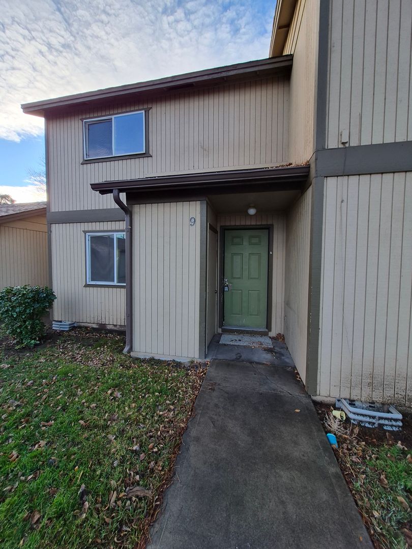 Redmond Apartment: 724 NW 4th Street