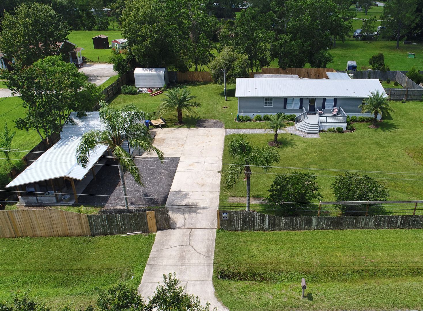 Private Country Treat – RV Hookups, 2 Decks, Patio, Outdoor Gaming/Utility area, Florida Room & More!