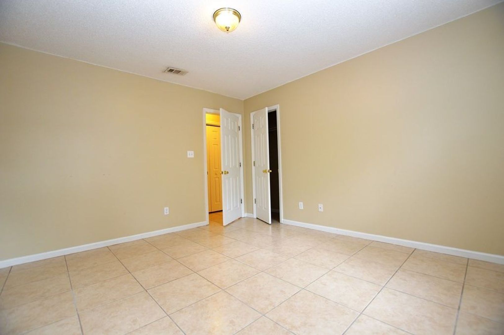 Valdosta Apartment: 6000 Susan Cir