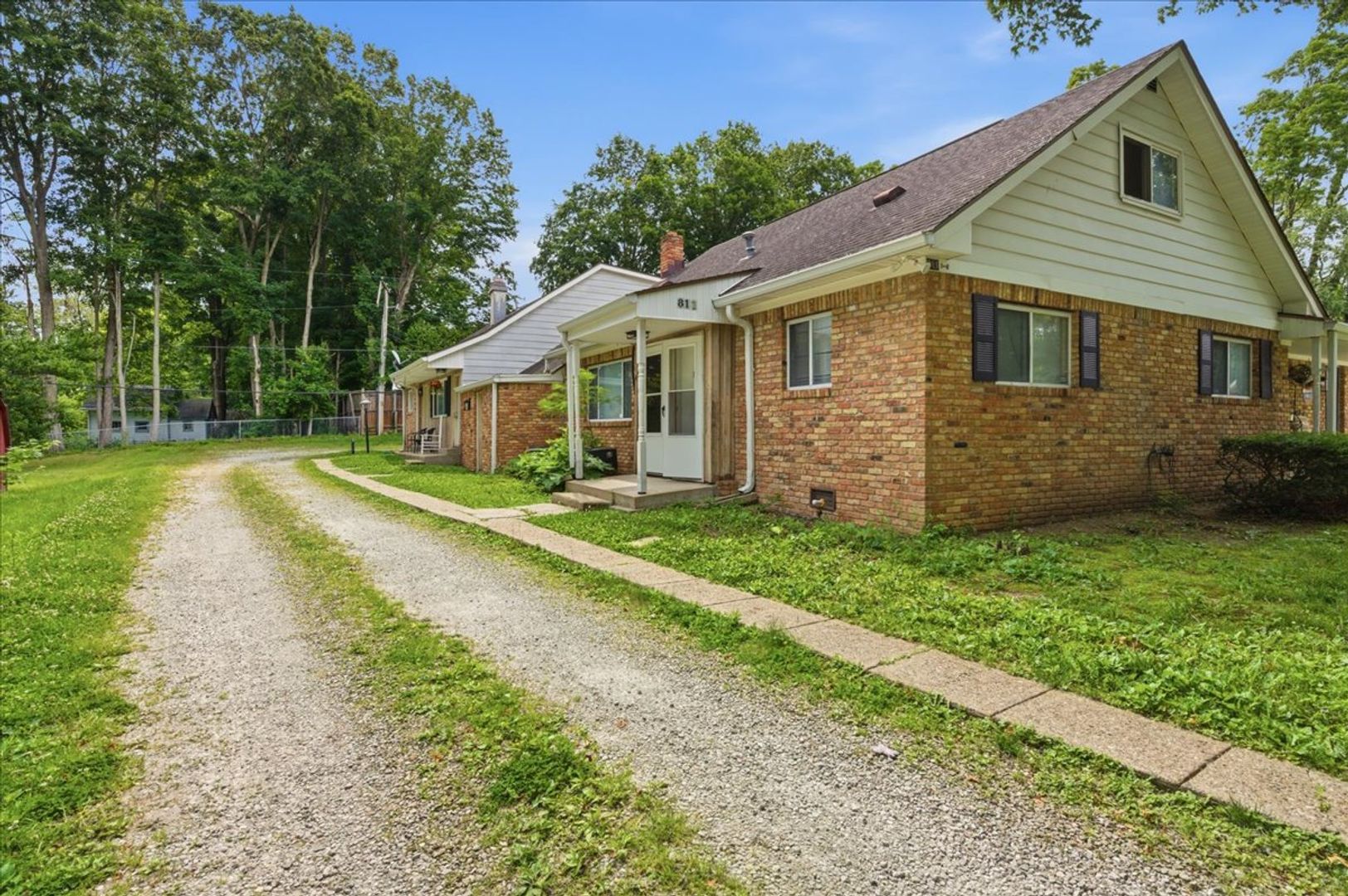 Greenwood Apartment: 809 - 811 Riverside Rd