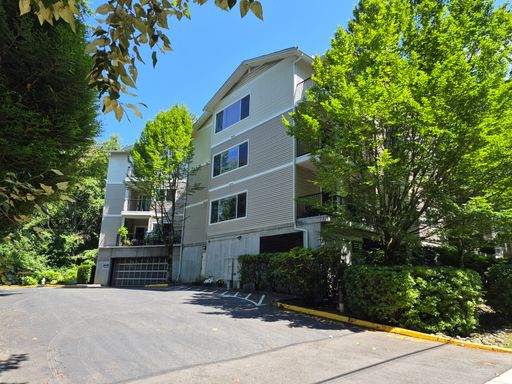 Move-in Ready, corner unit. – photo 1