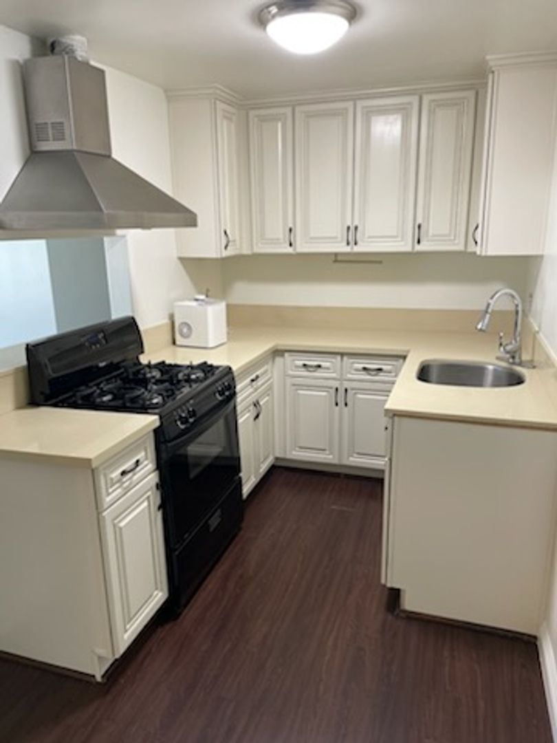 WHITTIER Apartment: 7222 WHITTIER AVE,
