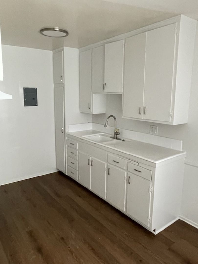 Los Angeles Apartment: 1970 N Beachwood Dr