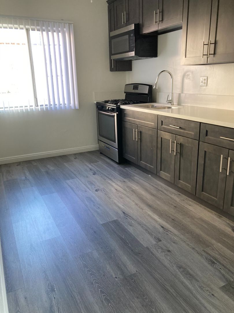 NORTH HOLLYWOOD Apartment: 7742 LANKERSHIM BLVD.