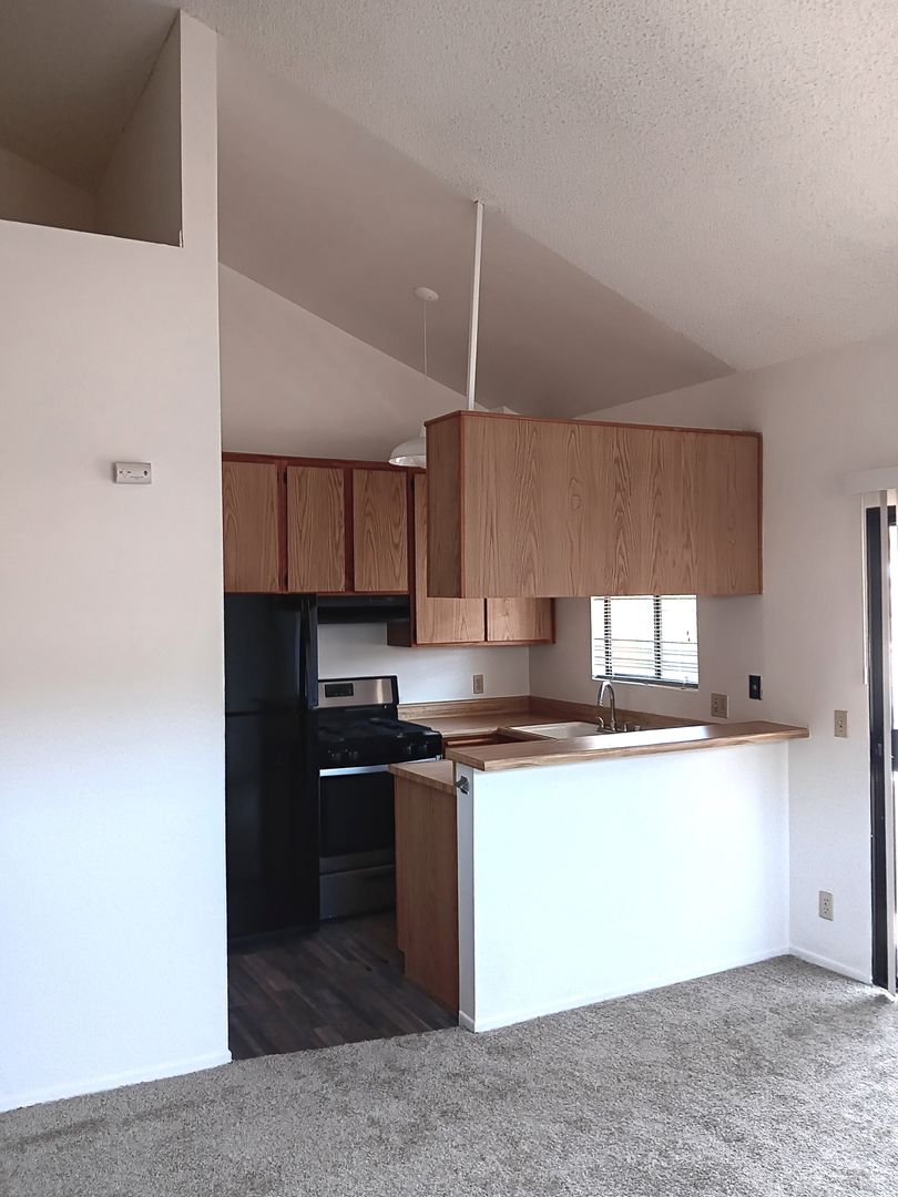STUDIO CITY Apartment: 10965 FRUITLAND DR.