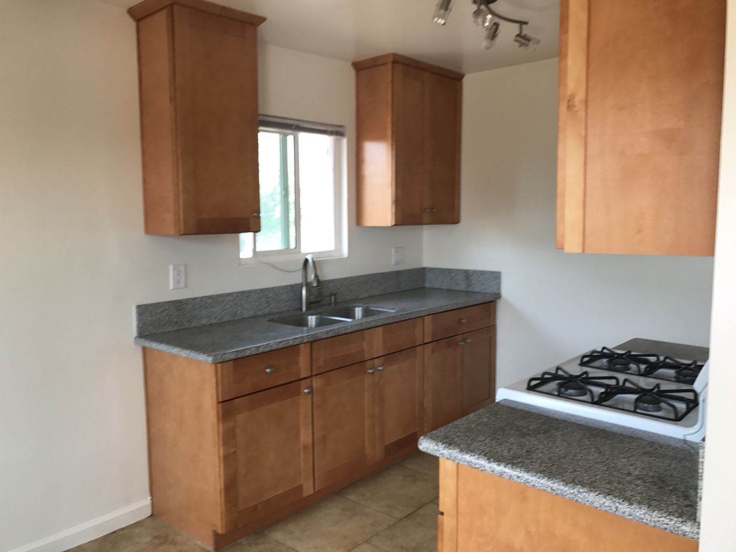 POMONA Apartment: 1104-1118 E. FRANKLIN AVENUE