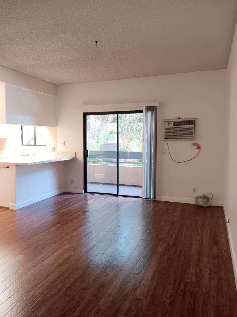 STUDIO CITY Apartment: 10965 FRUITLAND DR.