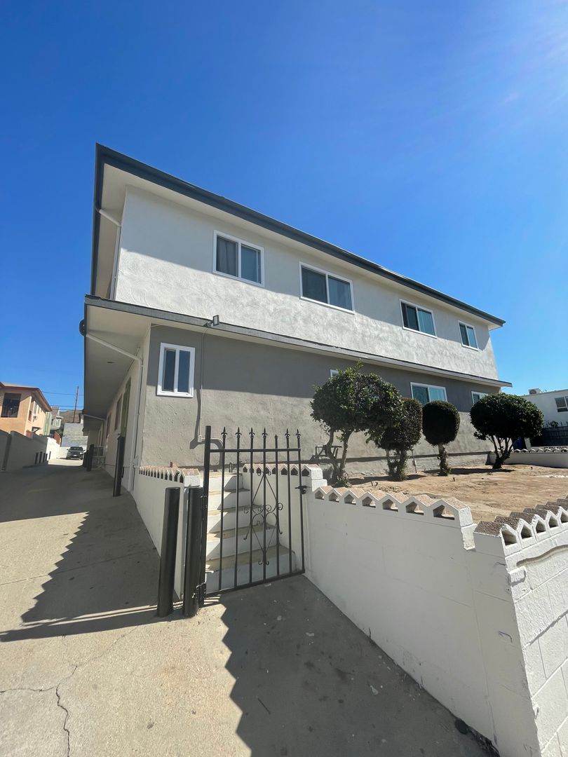 LOS ANGELES Apartment: 2682 SICHEL STREET