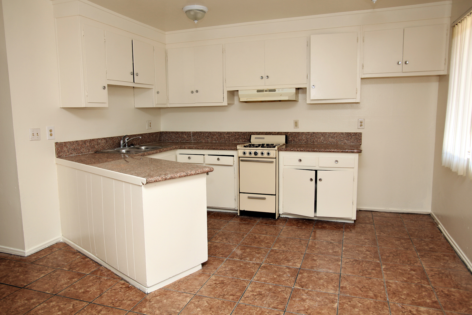 POMONA Apartment: 1104-1118 E. FRANKLIN AVENUE