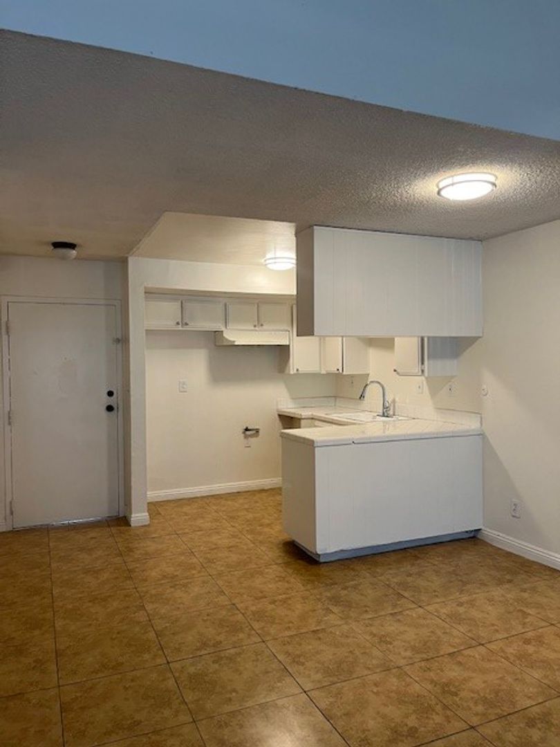 Los Angeles Apartment: 118 San Pascual Ave
