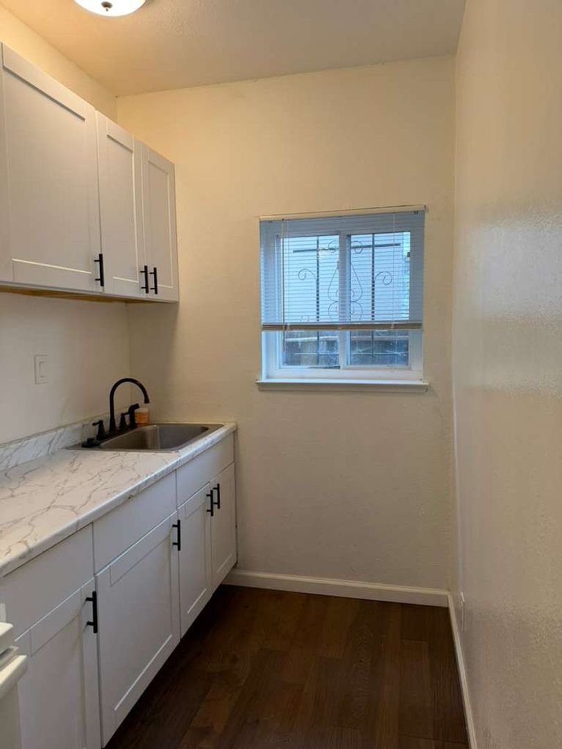 Redwood Apartment: 234 5th Ave. - Unit 9