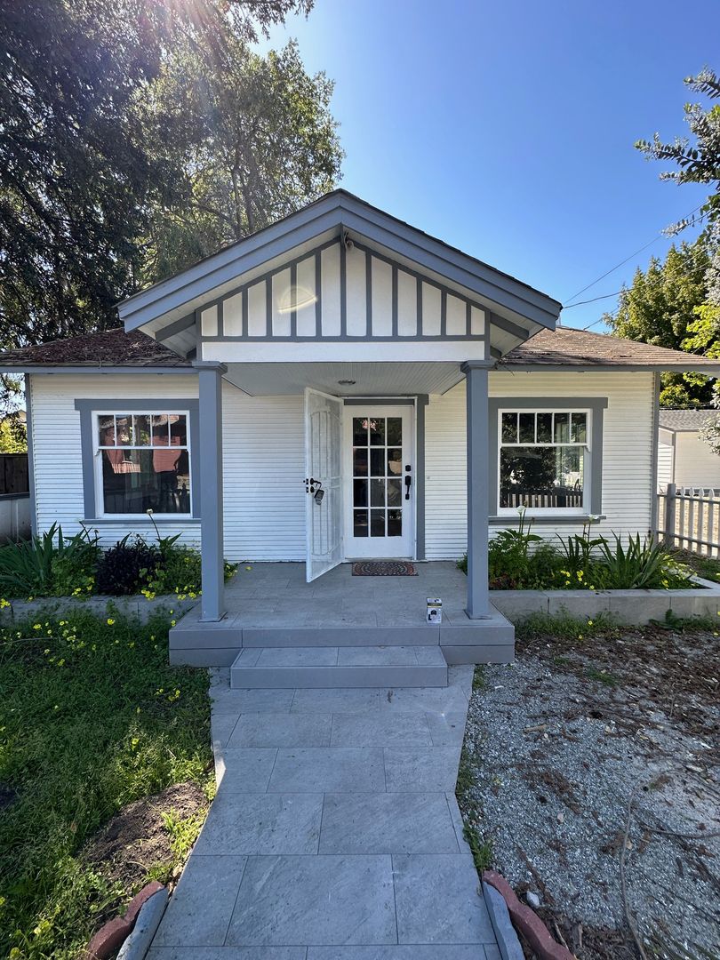 Santa cruz House: 135 Market Street