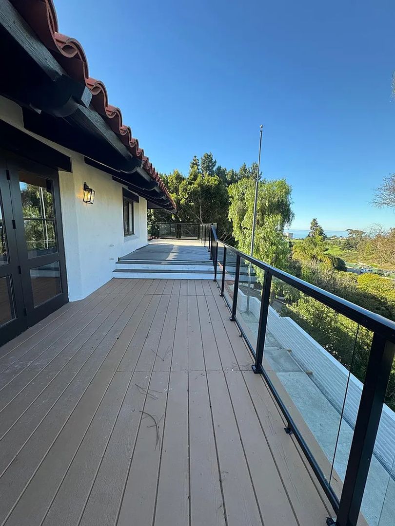 La Jolla Apartment: 1565 Nautilus St.