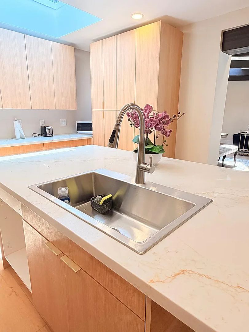 La Jolla Apartment: 1565 Nautilus St.