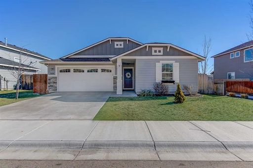 3 Bed 2 Bath Rental at 3520 N Cooper Ave, Meridian, ID – photo 1