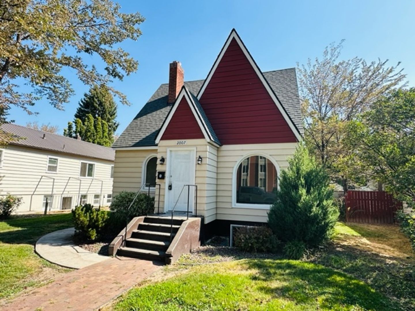 Adorable remodeled 2 bedroom 1 bathroom duplex available! 