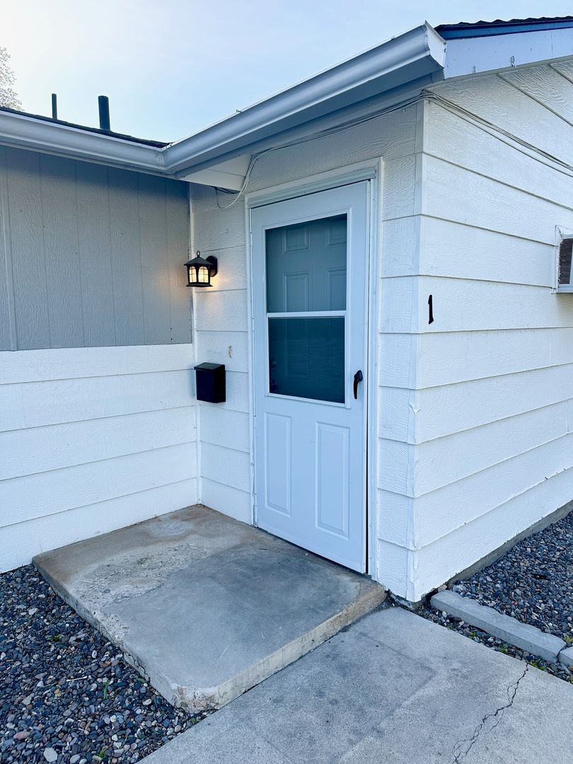 Nampa Apartment: 144 Smith Ave - 11
