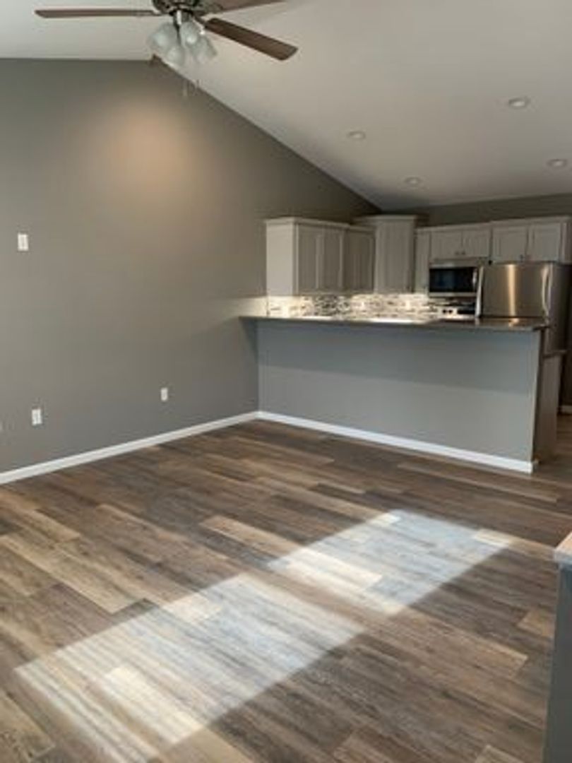 St Robert Apartment: 111 Bogad St