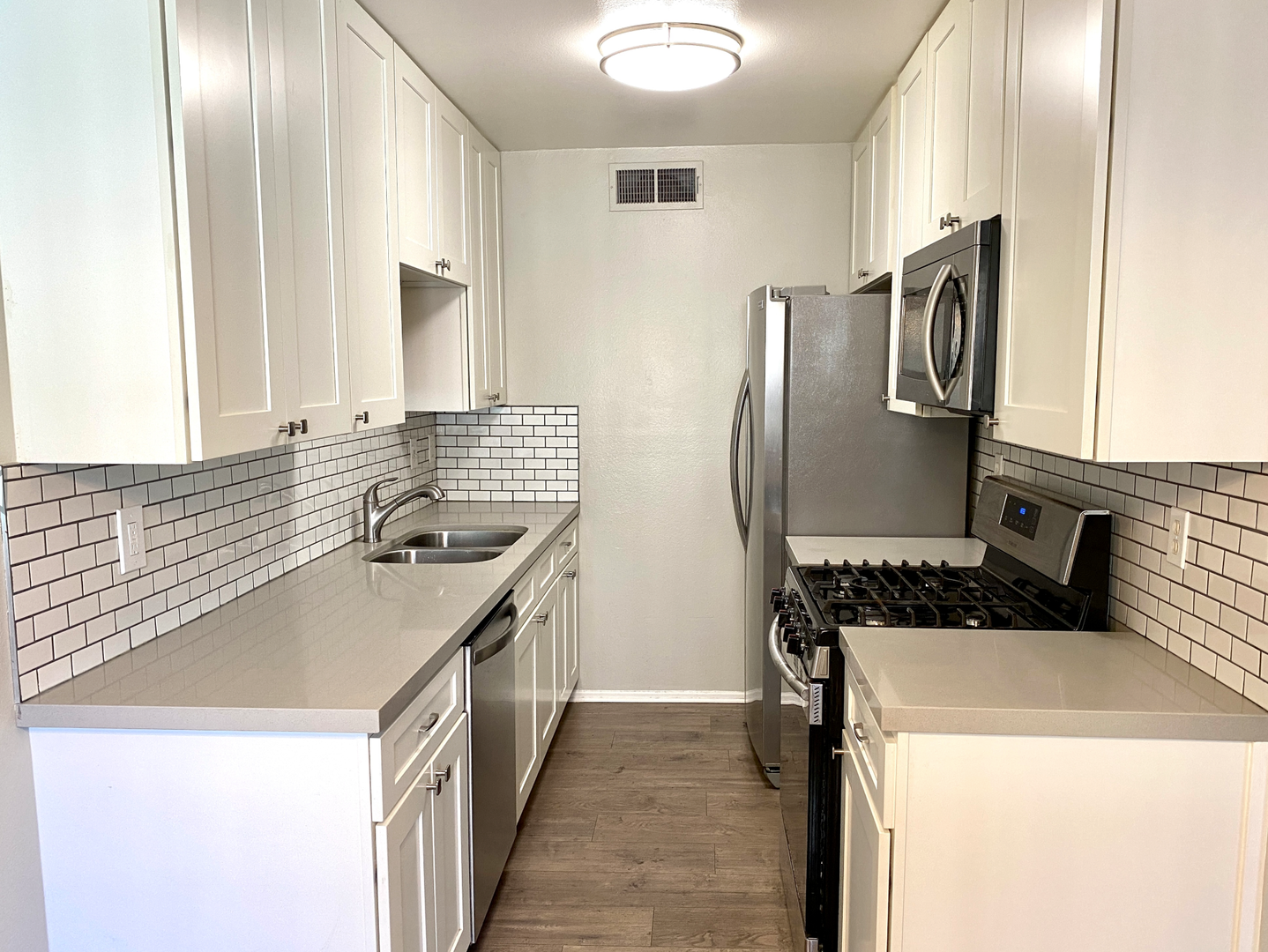North Hollywood Apartment: 7061 Whitsett Avenue