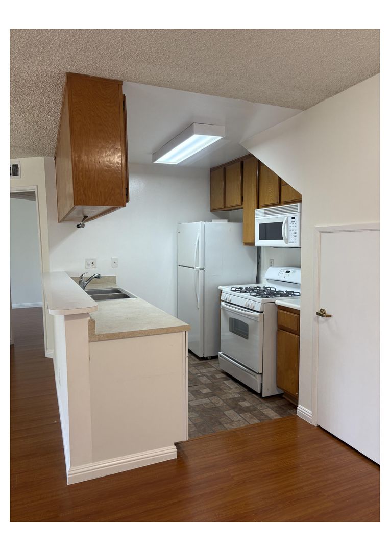 Sherman Oaks Apartment: 14142 Tiara Street