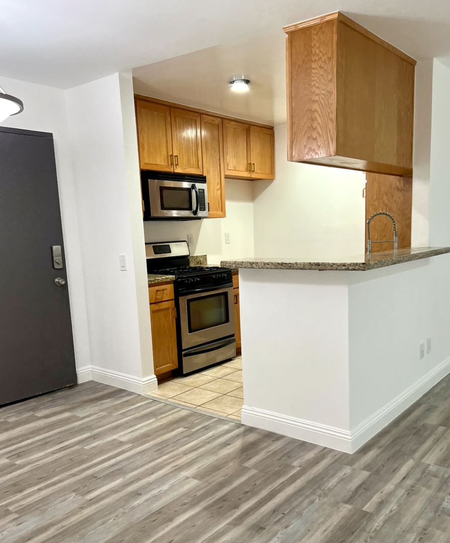 Canoga Park Apartment: 8735 Variel Ave