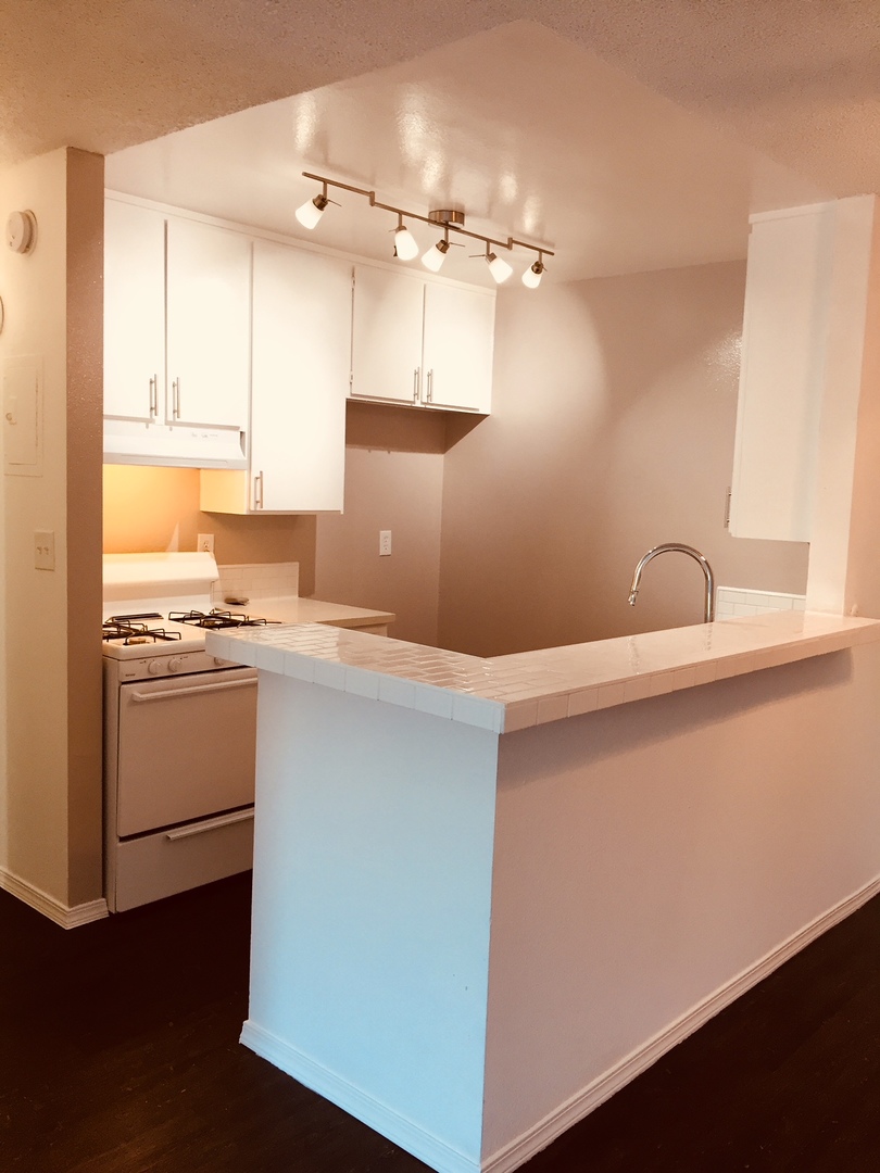 Tarzana House: 18645 Hatteras St
