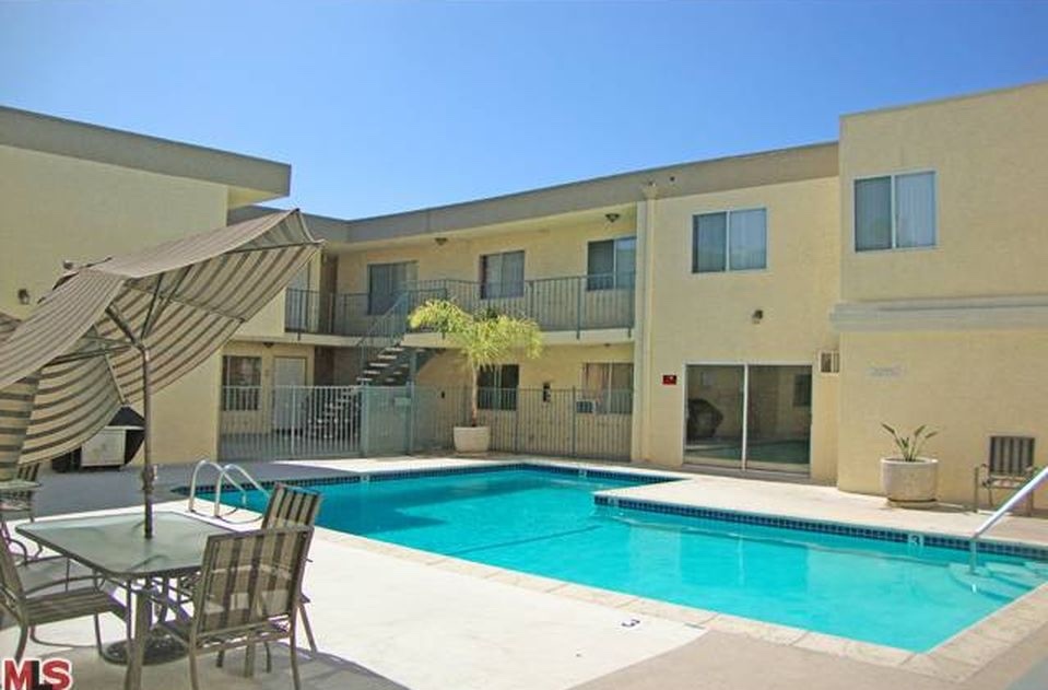 Van Nuys Condo: 7045 Woodley Ave
