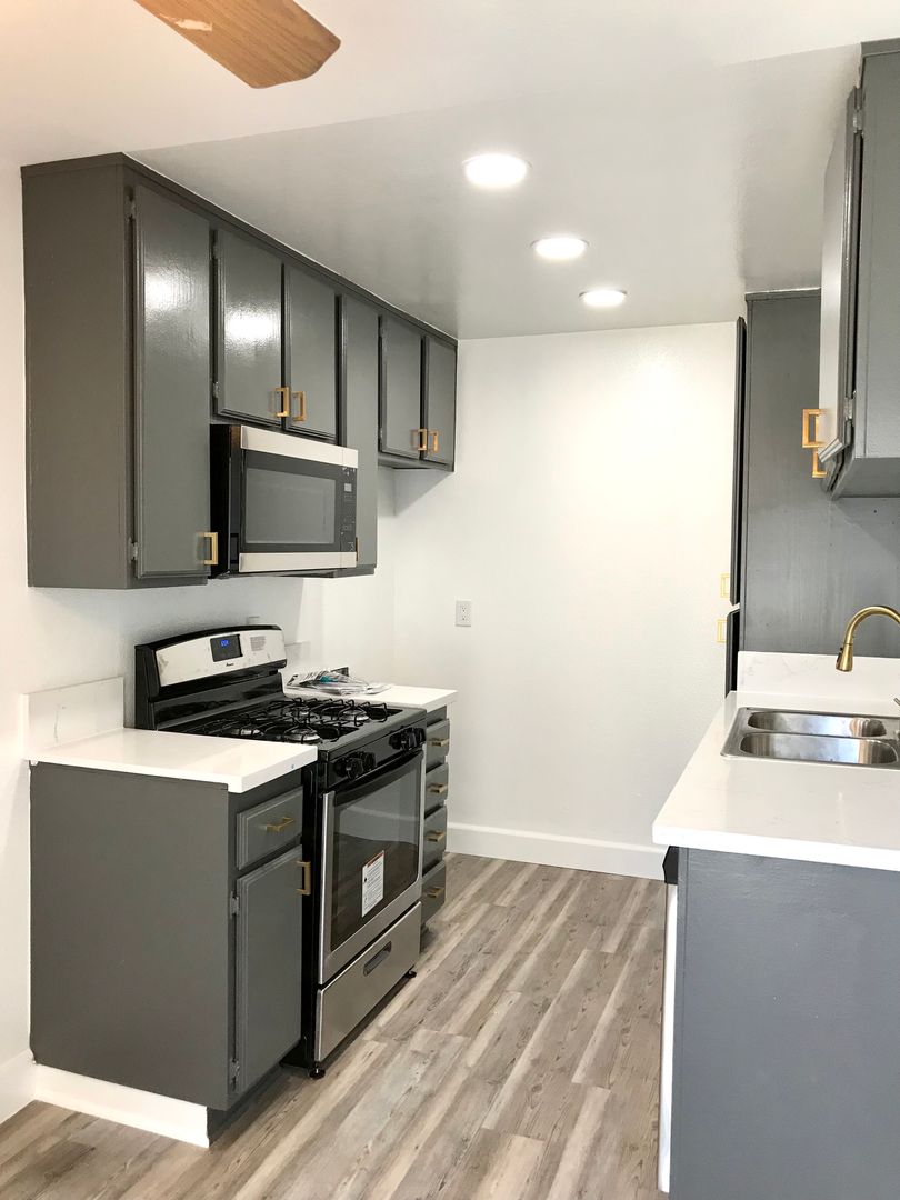 Van Nuys Apartment: 14755 Victory Blvd.