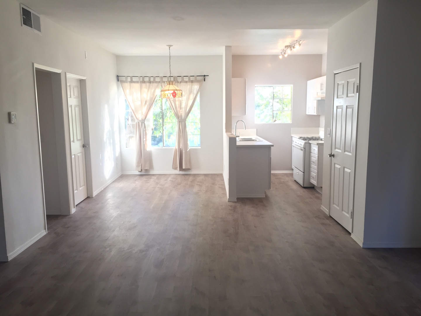 Lake Balboa Apartment: 15759 Vanowen Street