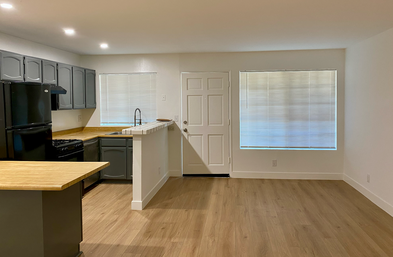 North Hollywood Apartment: 10911 Bloomfield Street