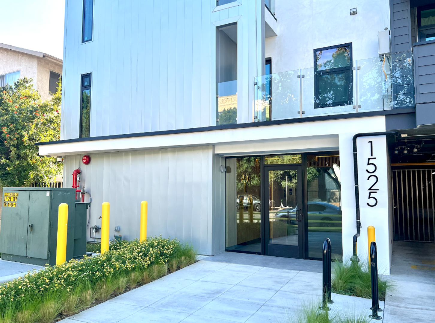 Hollywood Apartment: 1525 N Hobart Blvd