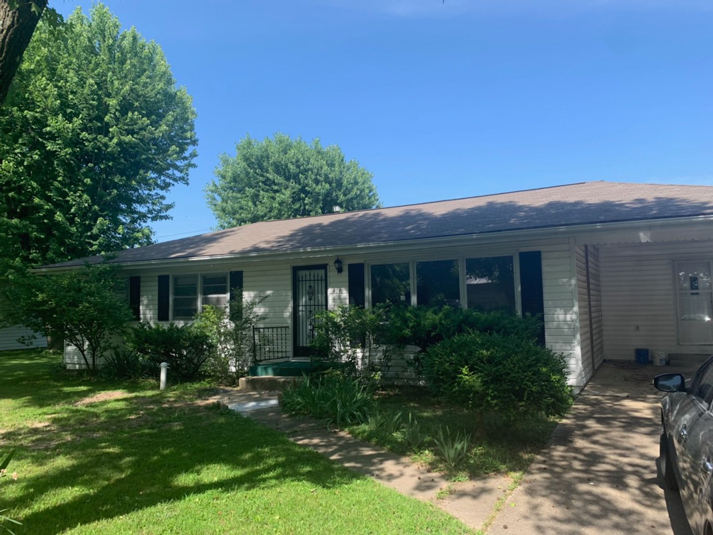 St. James House: 414 N Louise Ave