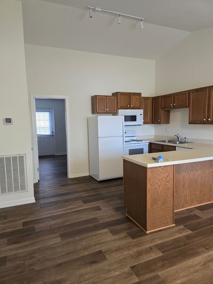 Rolla Apartment: 1921 Carol St