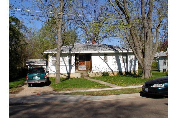 Rolla House: 208 S Oak St