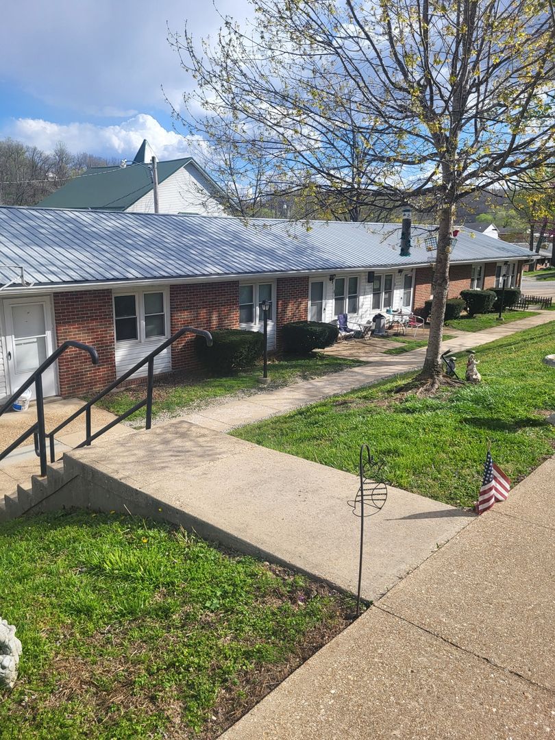 Newburg Apartment: 51 W. 3rd St