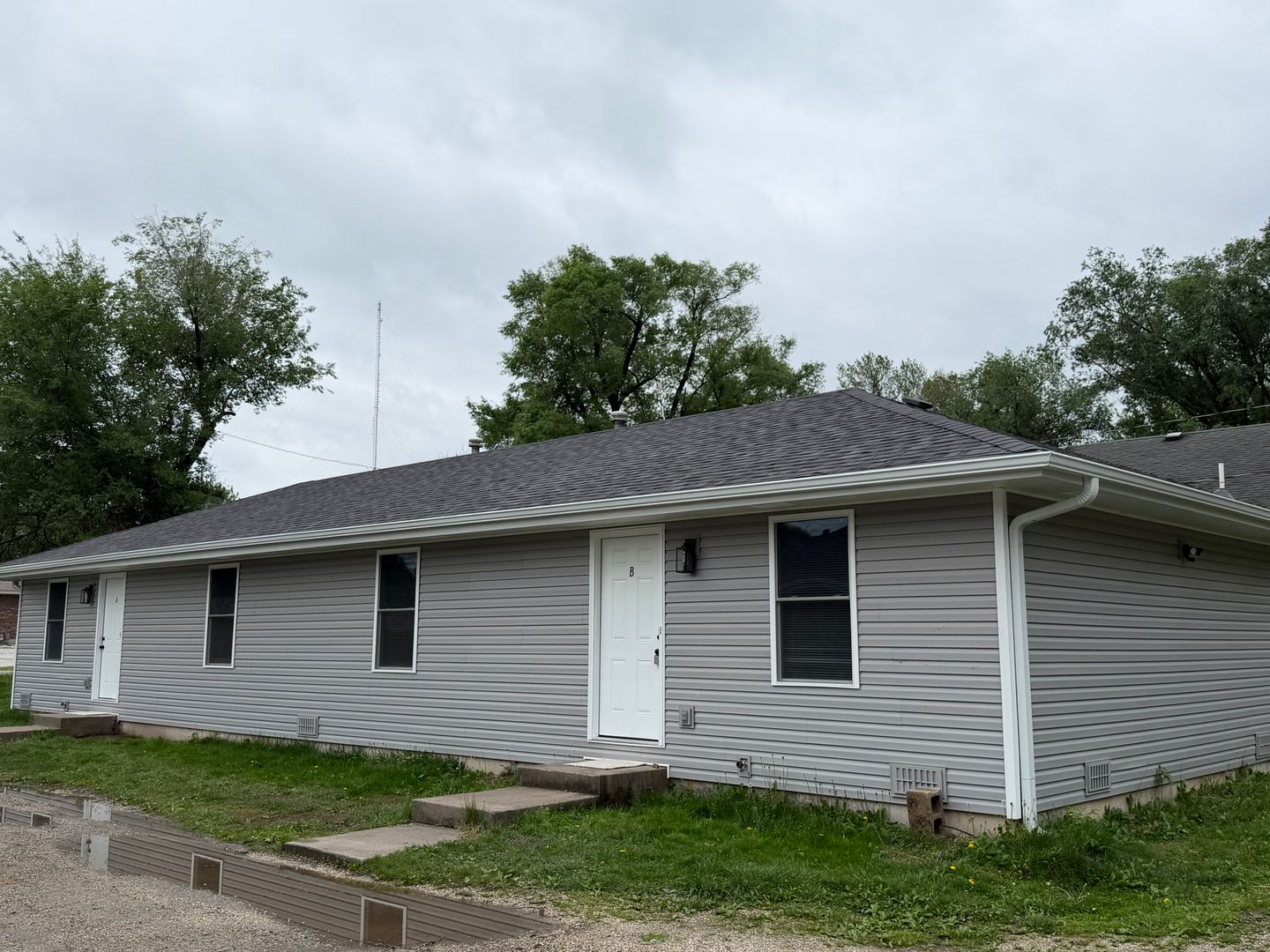 Springfield Apartment: 1649 N. Patterson Ave.