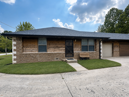 2 Bed | 1 Bath Duplex with 1-Car Garage – photo 1
