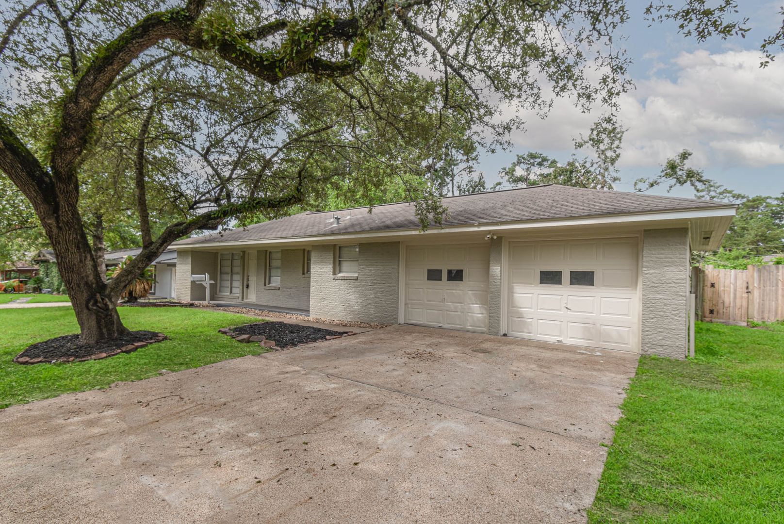 Conroe House: 1509 N San Jacinto St