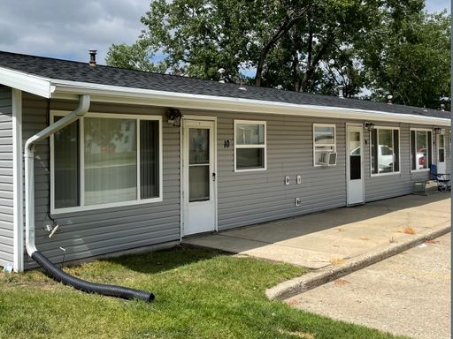Centrally located 2 Bedroom Apartment with Laundry Hook-ups – photo 1