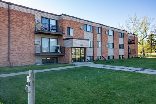 1124 5th Avenue S., 4, Devils Lake, ND 58301