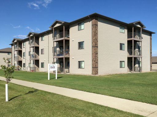 Crossing at the Bluffs! In-unit Laundry, Great Residential Location in SE Minot! – photo 1