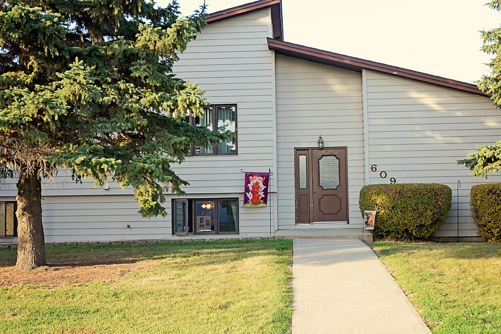 Minot Apartment: 609 19th Avenue SE