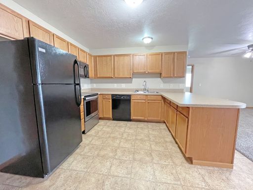 Pet Friendly, In-unit Laundry, Great Residential Location in SE Minot! – photo 1