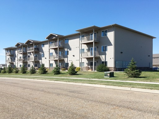 Pet Friendly, In-unit Laundry, Convenient Location in NW Minot! – photo 1