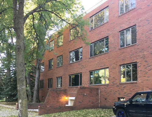 Spacious 2 Bedroom Condo with Elevator! – photo 1