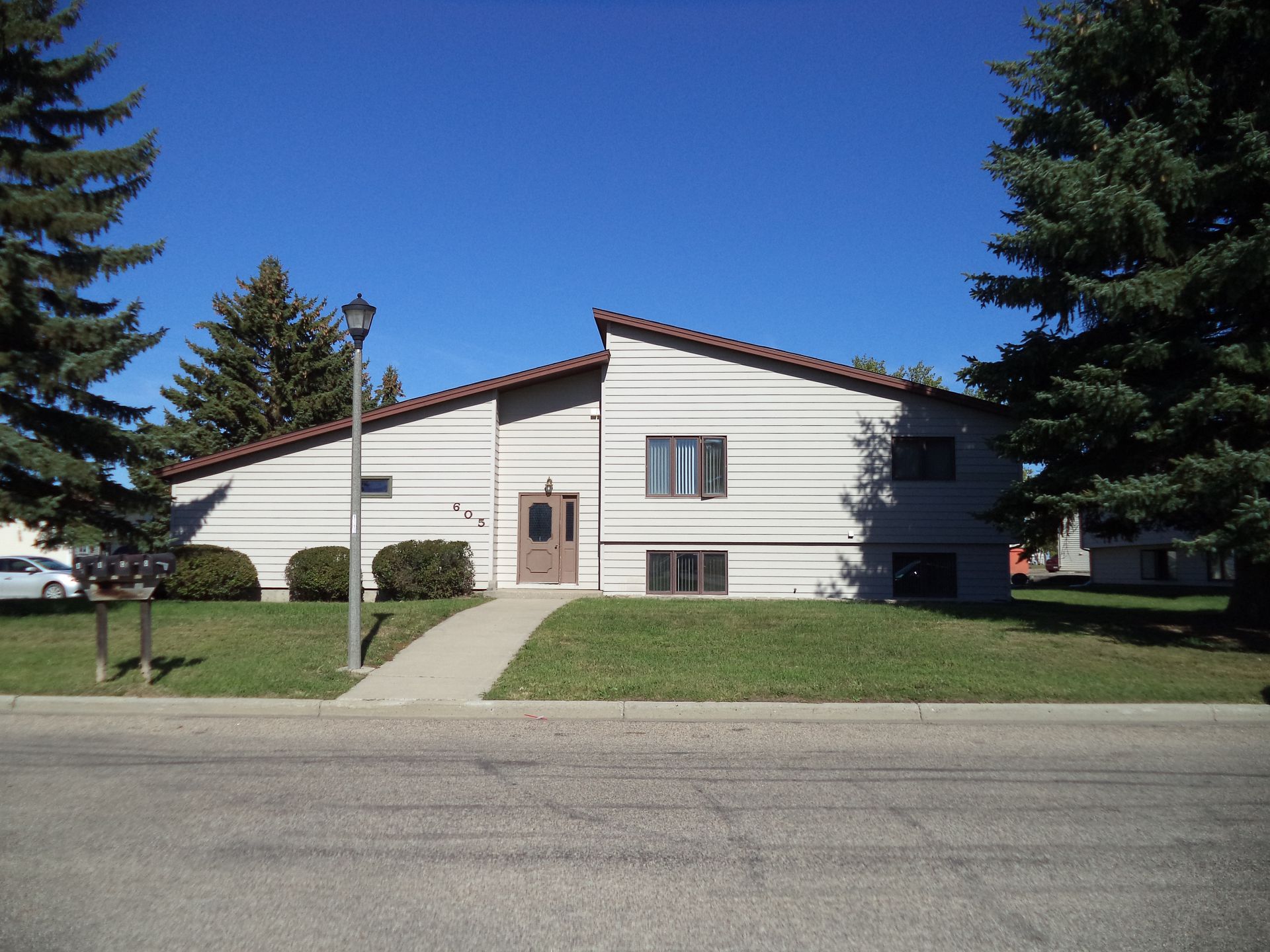 Minot Apartment: 605 19th Avenue SE