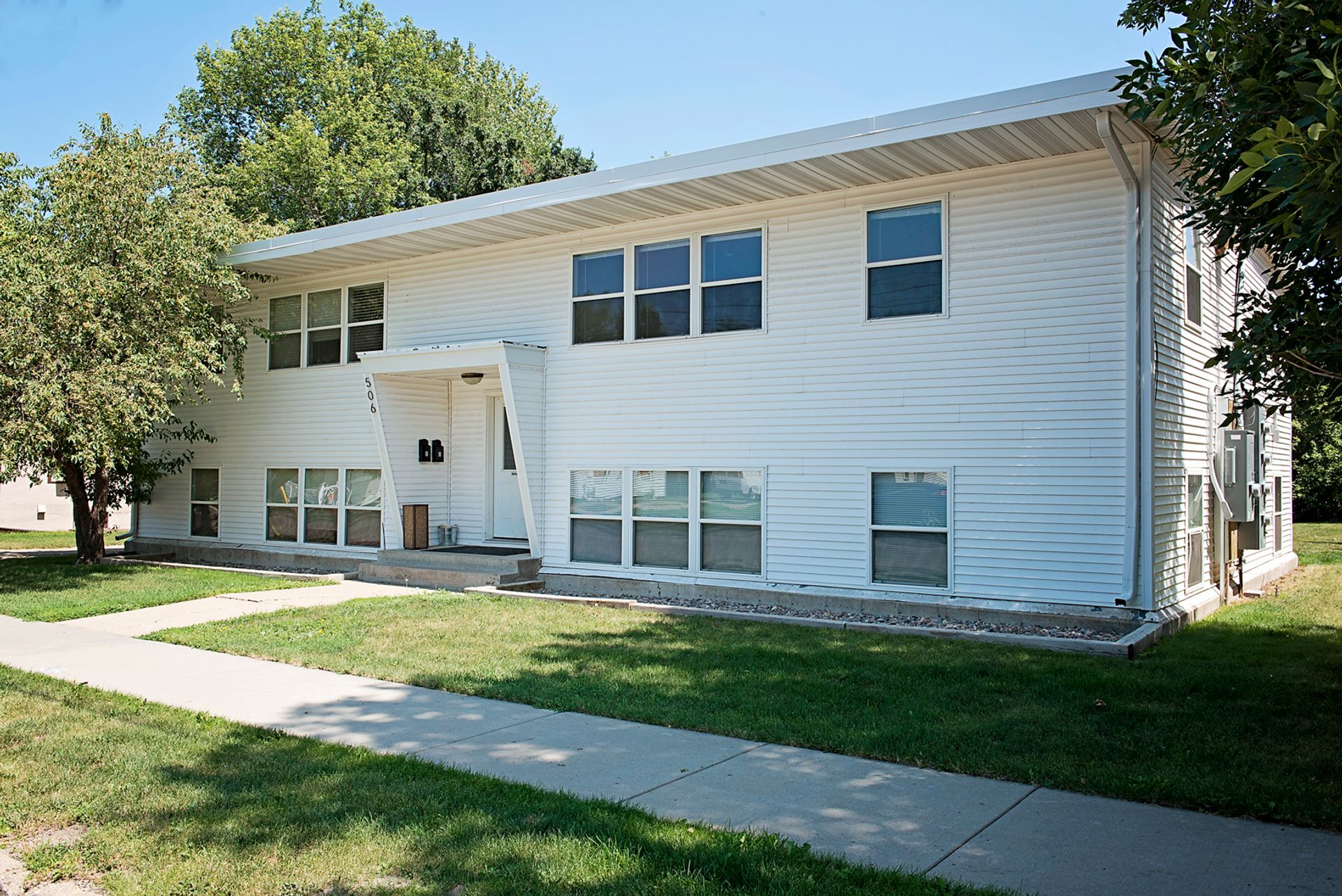 Minot Apartment: 506 11th St. NW