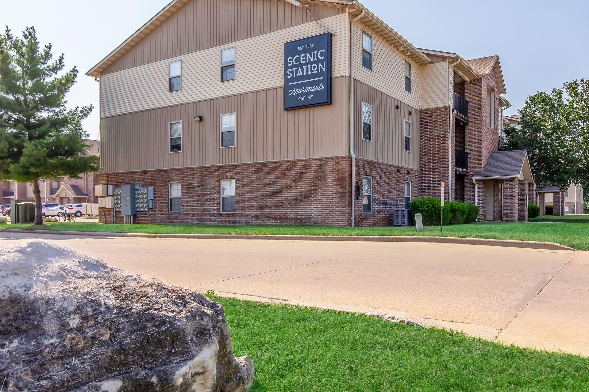 Scenic Station Apartments - Located on Springfield's west side!