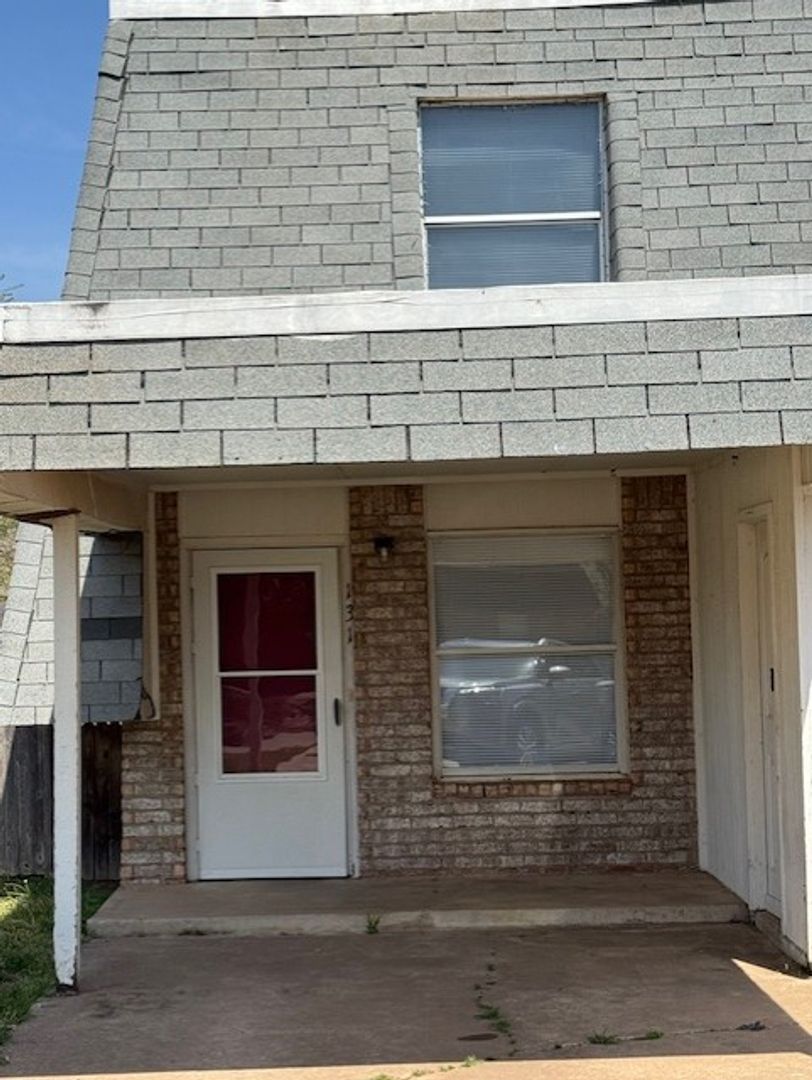 Norman Multiplex: 131 Crystal Cr